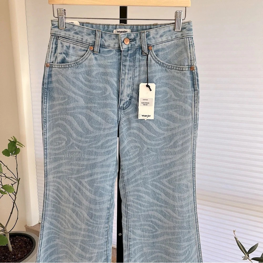 NWT Wrangler Meow Laser Tiger Women’s Wanderer High Rise Flare Jeans - Picture 2 of 10